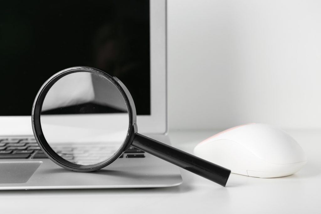 Online investigator using tools to find someone online, and locate people on the internet.